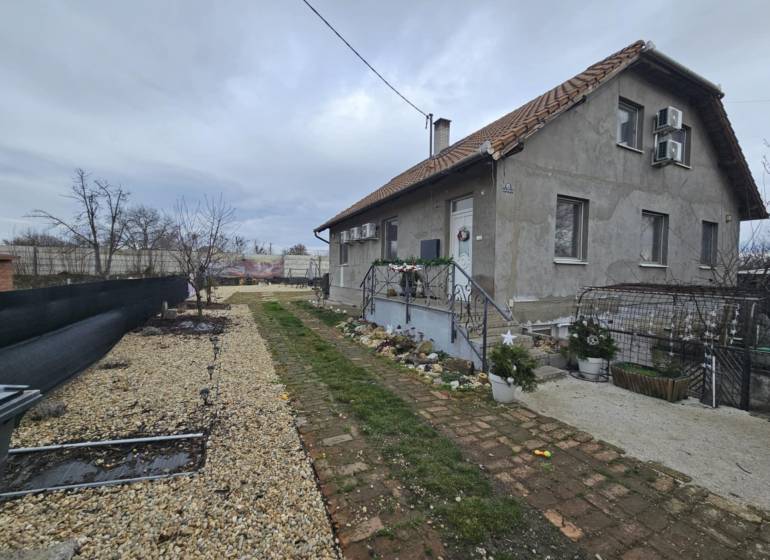 RODINNÝ DOM, HERNÁDKAK, MAĎARSKO - Rodinný dom v Hernádkaku so záhradou, štrkovou príjazdovou cestou a drevenými prvkami.