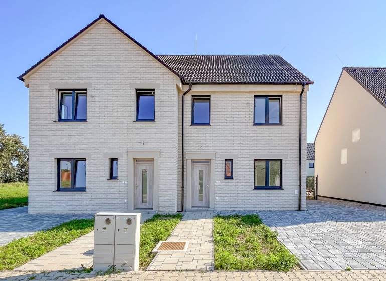 5-izbový dvojdom s predzáhradkou pre rodiny v pokojnej zóne - Dvojdom na Irisovej ulici v Bratislave - Vrakuni s garážou a záhradou.