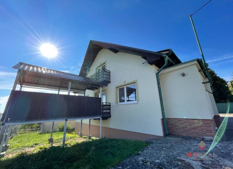 Veľký rodinný dom Podhradie  - Rodinný dom na Hlavnej ulici v Podhradí, so slnkom nad terasou.