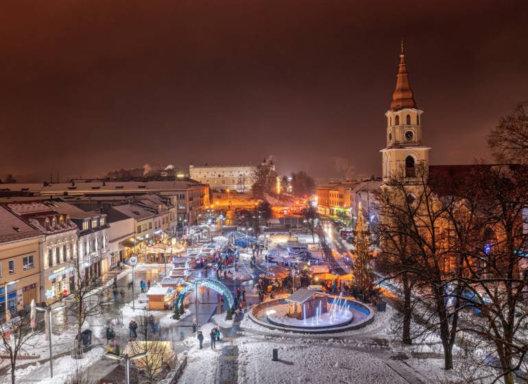 INVESTIČNÁ PRÍLEŽITOSŤ VO ZVOLENE – 1i BYT S BALKÓNOM, STÁLYM NÁJOM - Zimná večerná atmosféra v centre Zvolena so zasneženými strechami a rozsvietenými ulicami.