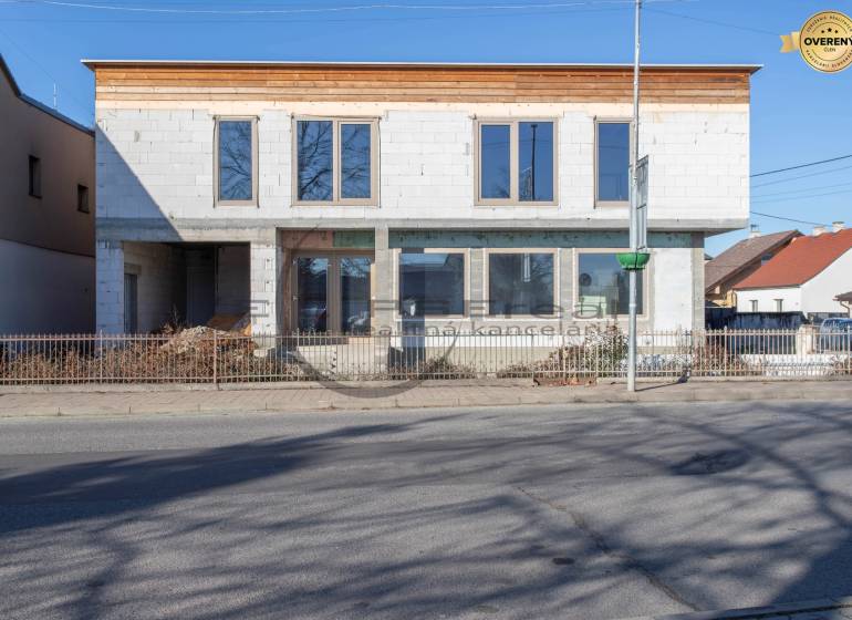 NA PREDAJ polyfunkčná budova v centre obce Veľké Leváre - Budova vo Veľkých Levároch s nedokončenou fasádou stojaca pri ceste.