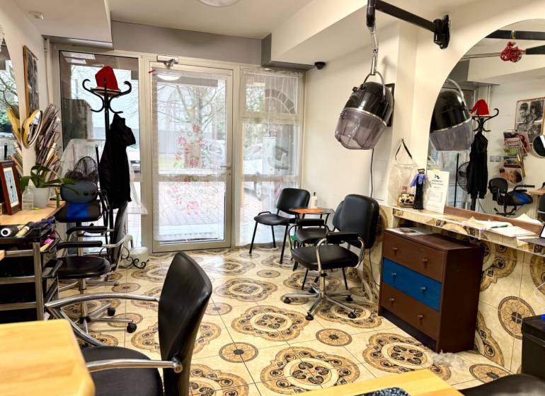 Na prenájom zdieľaný priestor, Kaderníctvo, Ružinov, Spustníkova ulica - Kaderníctvo s dekoratívnou podlahou a vybavením v obchodných priestoroch.