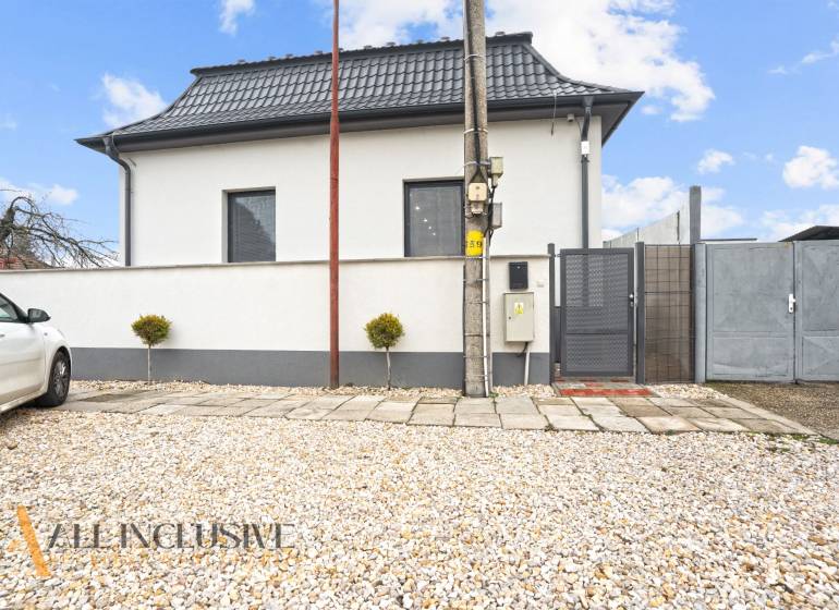 NA PREDAJ 4-IZBOVÝ RODINNÝ DOM V KOLÁROVE - Rodinný dom v Kolárove s kamienkovým dvorom a modernou kovovou strechou.