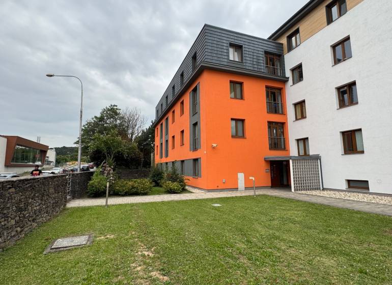 NA PRENÁJOM garážove státie v centre mesta Nitra - Exteriér budovy na Hollého ulici v Nitre, vedľa hotela Mikado.