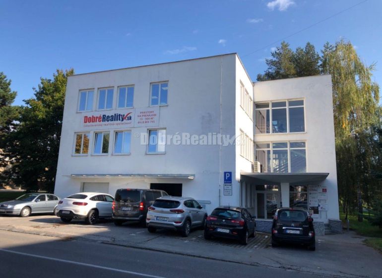 Na prenajom najlacnejšie komerčne priestory v Prievidzi. - Budova s obchodnými priestormi na prenájom na Dlhej ulici v Prievidzi.