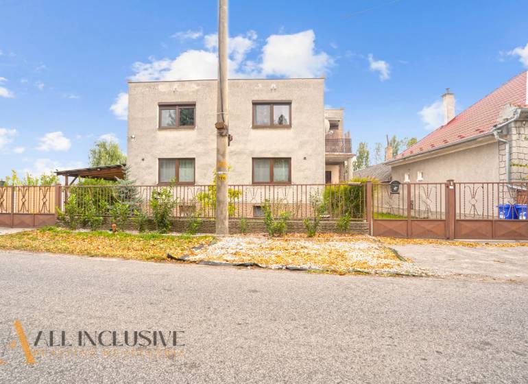 NA PREDAJ 6-IZBOVÝ RD S VEĽKÝM POZOMKOM, DOLNÝ ŠTÁL - Rodinný dom v Dolnom Štáli obklopený zeleňou, s bránou a pokojným okolím.