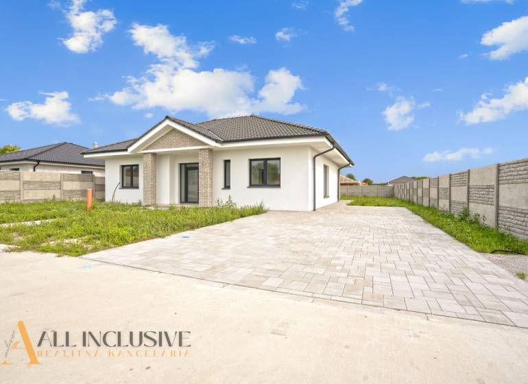 NA PREDAJ 4-IZBOVÁ NOVOSTAVBA, POVODA - Rodinný dom v Dunajskej Strede na Povode s upraveným dvorom a príjazdovou cestou.