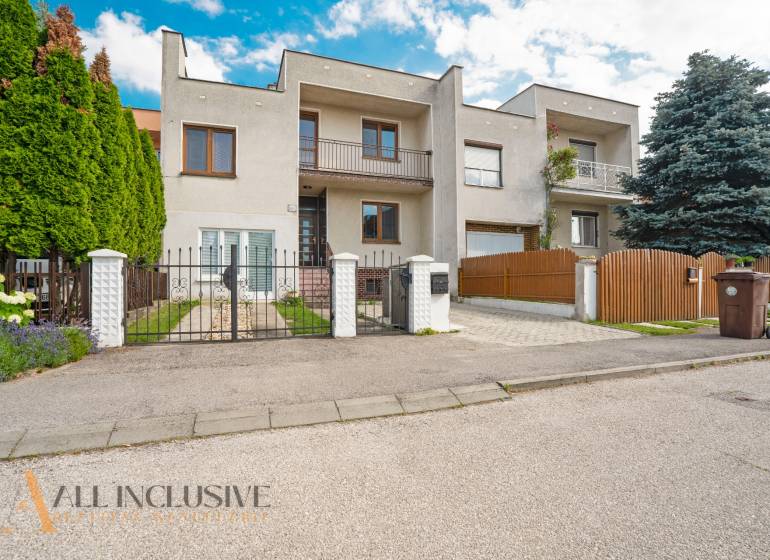 NA PREDAJ 5-IZBOVÝ POSCH. RODINNÝ DOM, DUNAJSKÁ STREDA - Rodinný dom v Dunajskej Strede so záhradou, predným dvorom a vstupnou bránou.