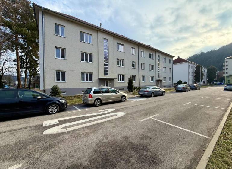 Na predaj 2,5 izbový byt v pôvodnom stave, 79 m2, Pod Sokolice, TN - Bytový dom na ulici Pod Sokolice v Trenčíne s parkovaním pre 2-izbové byty.