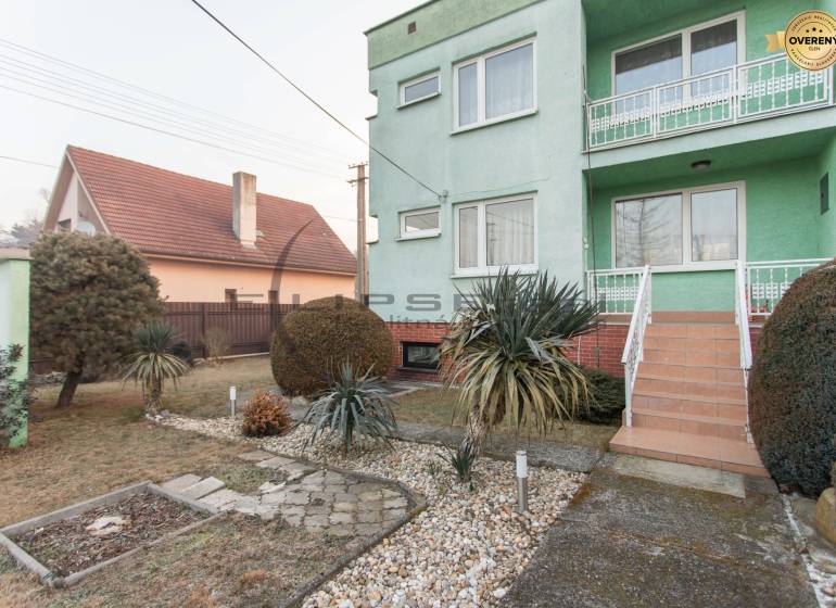 NA PREDAJ priestranný 4-izbový rodinný dom v Plaveckom Štvrtku - Exteriér rodinného domu v Plaveckom Štvrtku, záhrada s krovinami a schodmi.