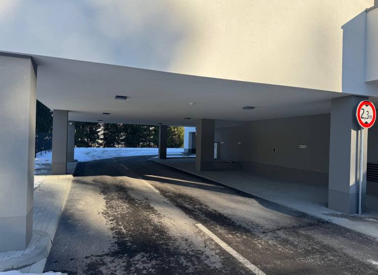 Nájom parkovacie miesto-kryté, centrum PB - Garáže v Považskej Bystrici s asfaltovým povrchom a výškovým obmedzením 2,3 m.