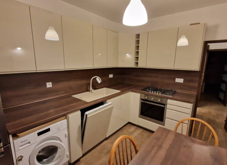 Na prenájom zariadený 3 izbový byt s balkónom Galanta- Mierová - Kuchyňa v 3-izbovom byte s bielymi skrinkami a podlahou s dreveným dekorom.