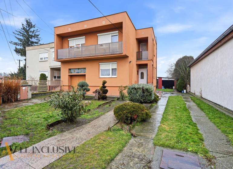 Na predaj 4-izb. rodinný dom s garážou, Okoč - Rodinný dom na ulici Okoč vo Veľkom Mederi s upravenou záhradou a dvoma poschodiami.