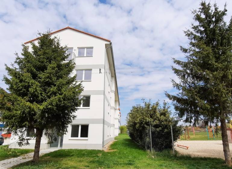 Na predaj 2 izb. byt s balkónom blízko centra, Chorvátsky Grob - Bytovka na Školskej ulici v Chorvátskom Grobe s detským ihriskom na dvore.