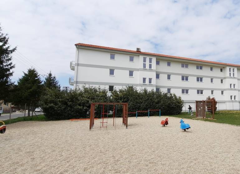 Na predaj 3 izb. byt s balkónom blízko centra, Chorvátsky Grob - Detské ihrisko pri bytovom dome na Školskej ulici v Chorvátskom Grobe.