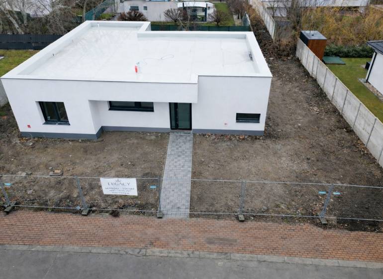 5-izbový rodinný dom – holodom s prémiovým štandardom, Chorvátsky Grob - Rodinný dom na ulici Sokolia v Chorvátskom Grobe, obklopený záhradou a plotom.