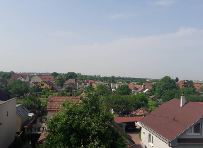 Na predaj 3 izb. s 2 balkónmi a panoramatickým výhľadom - Výhľad na rodinné domy v Cholvátskom Grobe z ulice Školská, v pozadí zeleň.