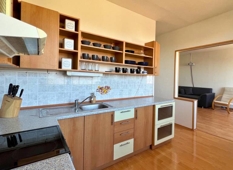 3-izbový byt na prenájom, 87 m2, Beethovenova ul. Nitra - Kuchynská linka v 3-izbovom byte so vstavanými spotrebičmi a policovou zostavou.