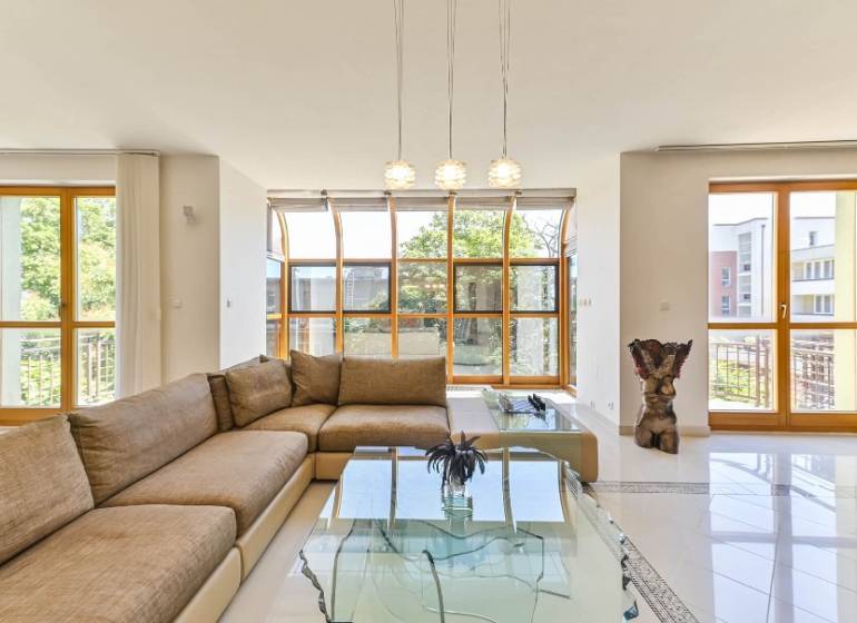 Staré Mesto | 5i byt 175 m² + 4 balkóny + možnosť 2× parking - Priestranný obývací priestor so sedačkou a veľkými oknami v 4-izbovom byte.