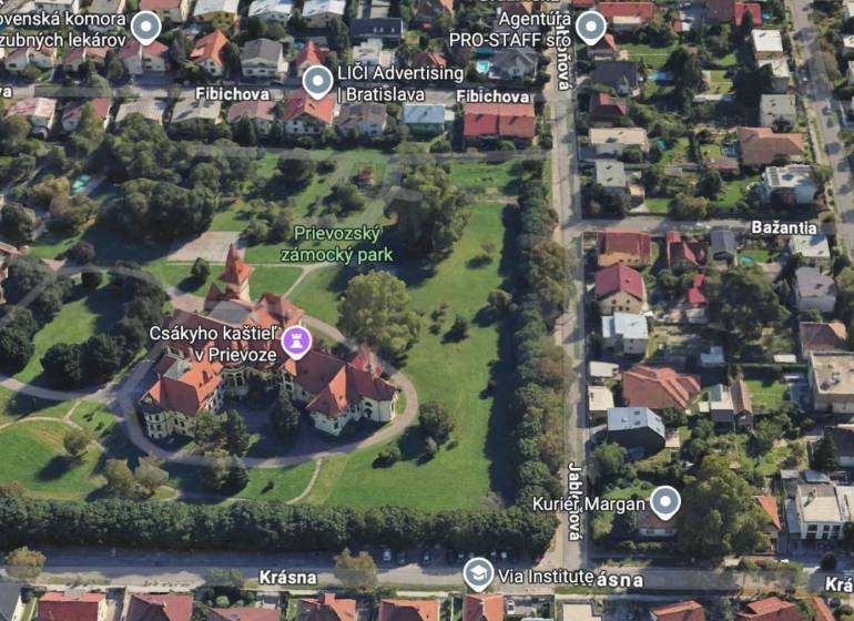 Exkluzívny stavebný pozemok so stavbou Ružinov Prievoz 760 m²  - Letecký pohľad na rodinné domy pri Varínskej ulici v Bratislave - Ružinove.