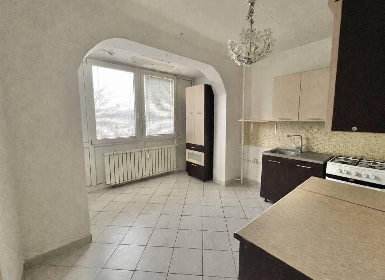 LUDMANSKÁ - 3 izbový byt, 65 m2 + loggia. KÚPOU VOĽNÝ. ČR. - Kuchyňa s dlažbou a oknom, 3-izbový byt so sporákom a drezom.