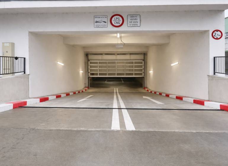 PRENÁJOM parkovacieho miesta v garáži, E.Wenzla - RENDEZ - Vjazd do garáží na Eduarda Wenzla v Bratislave - Rači s označením výšky a zákazu LPG/CNG.