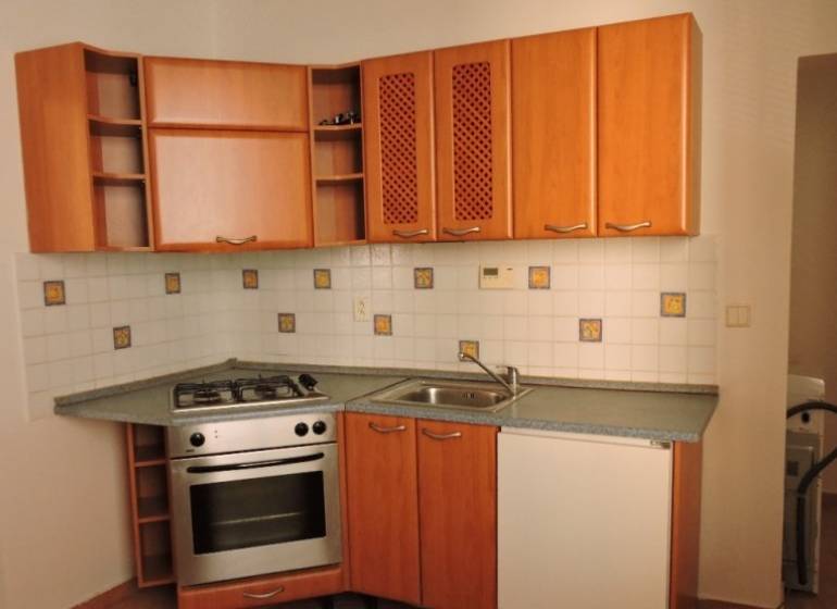 Nebytový priestor, Mikulášska, centrum mesta pod hradom - Kuchyňa na ulici Mikulášska v 1-izbovom byte s plynovým sporákom a drezom.