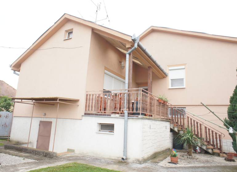 Rodinný dom v obci Čilížska Radváň s veľkým pozemkom - Rodinný dom s terasou a záhradou, vhodný pre pokojný život.