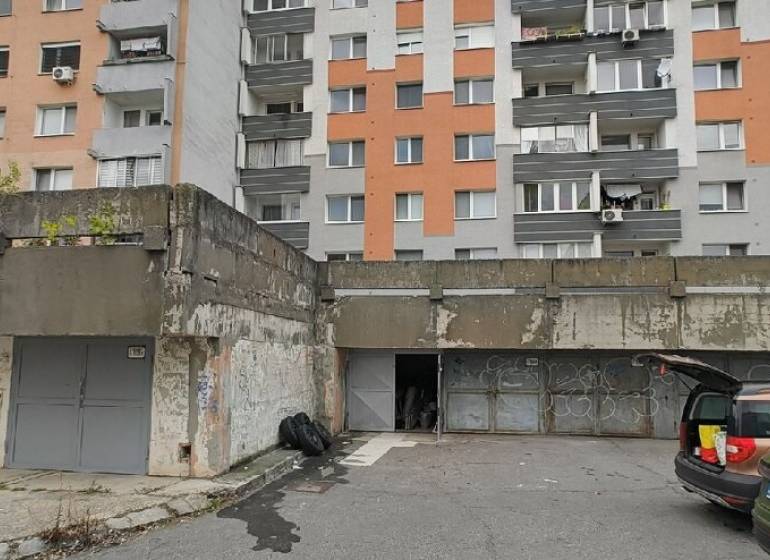 Garáž, Dudvažská ul., Podunajské Biskupice - Garáže na Dudvážskej ulici v Bratislave - Podunajské Biskupice, pred bytovým domom.