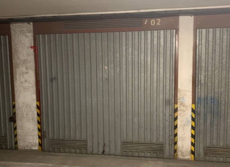 Garáž na začiatku Petržalky - Garáže na Medveďovej ulici v Bratislave - Petržalke s kovovými dverami.