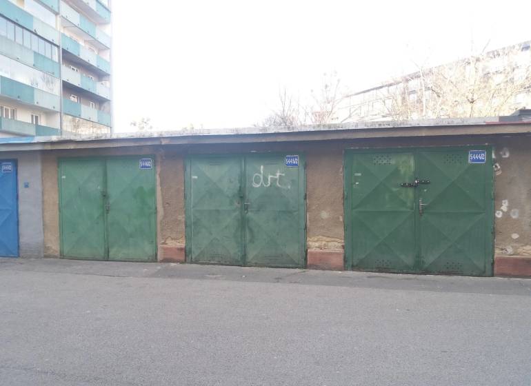 Garáž na ul. Jelačičova, Ružinov - Nivy - Garáže na Jelačičovej ulici v Bratislave - Ružinove so zelenými kovovými bránami.