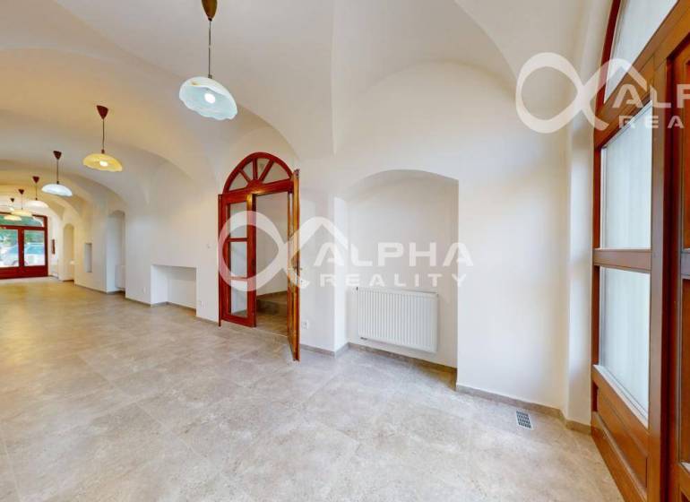 Prenájom obchodný, kancelársky priestor, centrum, Sp. N. Ves - Obchodné priestory s oblúkovými stropmi, dlažbou a veľkými oknami.