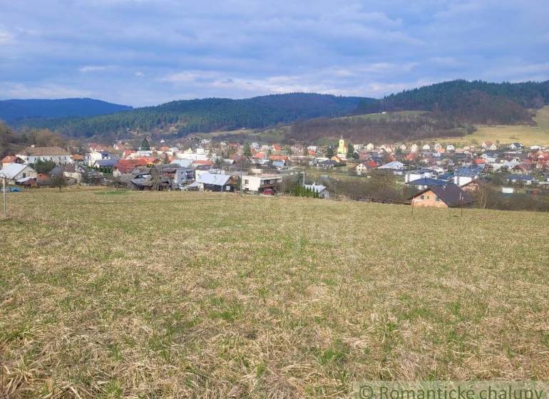 Stavebný pozemok s krásnym výhľadom nad obcou Jasenica pri Považskej B - Pohľad na okolie Jasenice zo záhrad s panorámou lesov a domov.