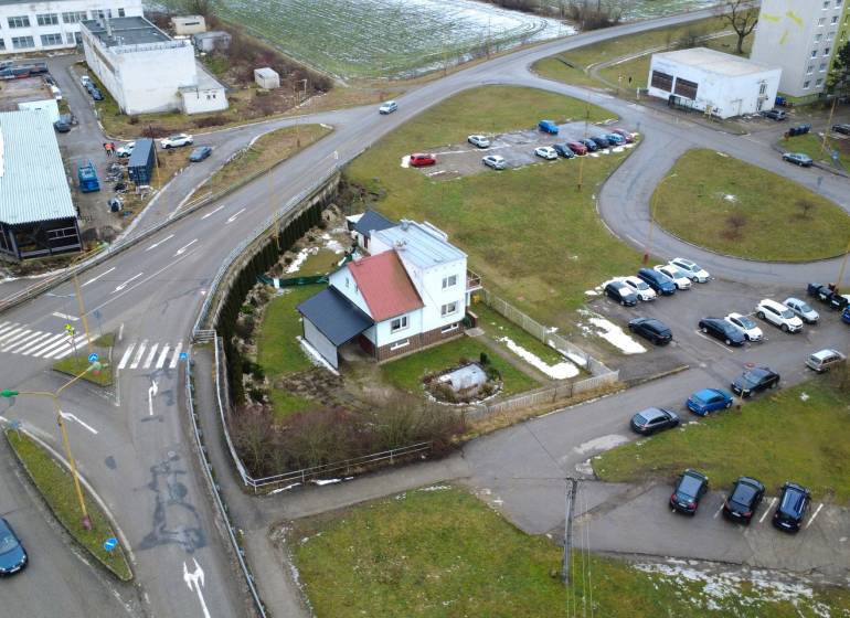 Na predaj dom vhodný na podnikanie sídlisko SNP v P. Bystrici! - Rodinný dom na ulici SNP v Považskej Bystrici s priľahlým parkoviskom.