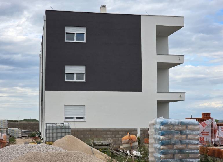 CHORVÁTSKO - Nové apartmány v pokojnej lokalite - SABUNIKE, Nin - Stavba 3-izbového bytu v Sabunikách s materiálmi a stavebným zariadením.