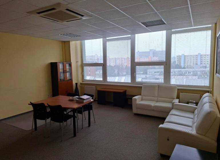 TOP CENA: Administratíva 420m2, Dúbravka - Priestranná kancelária s pohovkami, stolom a oknami s výhľadom na mestskú panorámu.