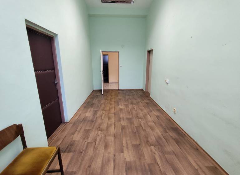 Na prenájom kancelársky priestor - Nové Zámky - Kancelárie s podlahou s dreveným dekorom, zelené steny, Nové Zámky.