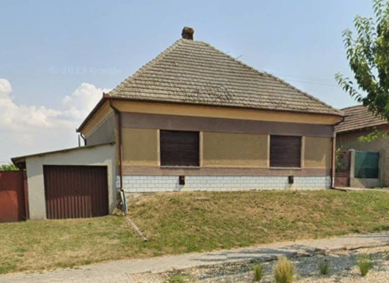 Na predaj 2 izbový rodinný dom s pozemkom - Dvory nad Žitavou - Rodinný dom v Dvoroch nad Žitavou so sedlovou strechou a vedľajšou garážou.