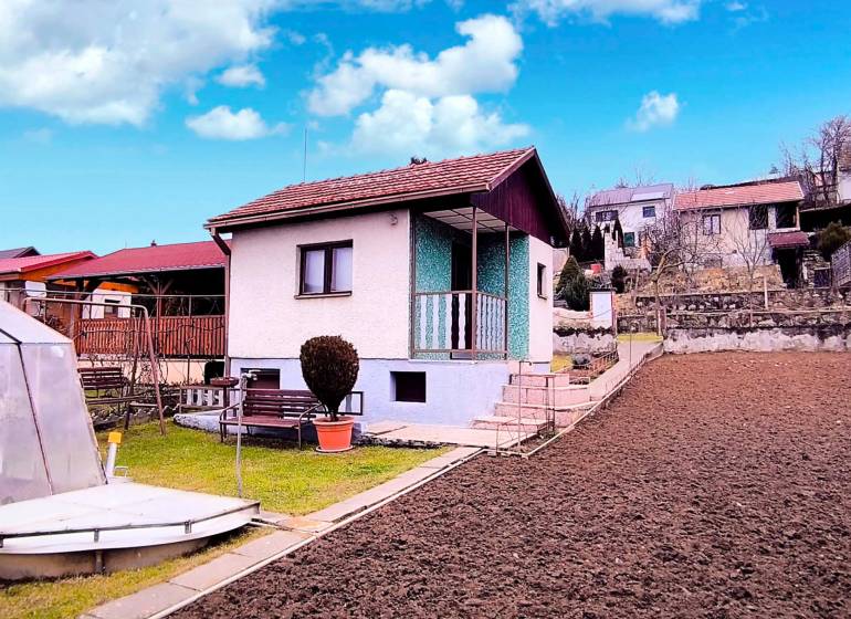 ‼️BRODZANY - ZÁHRADA S MUROVANOU CHATKOU NA PREDAJ, okr. PARTIZÁNSKE‼️ - Chata v Partizánskych s jednoduchou záhradkou, obrubníkmi a besiedkou pod modrou oblohou.