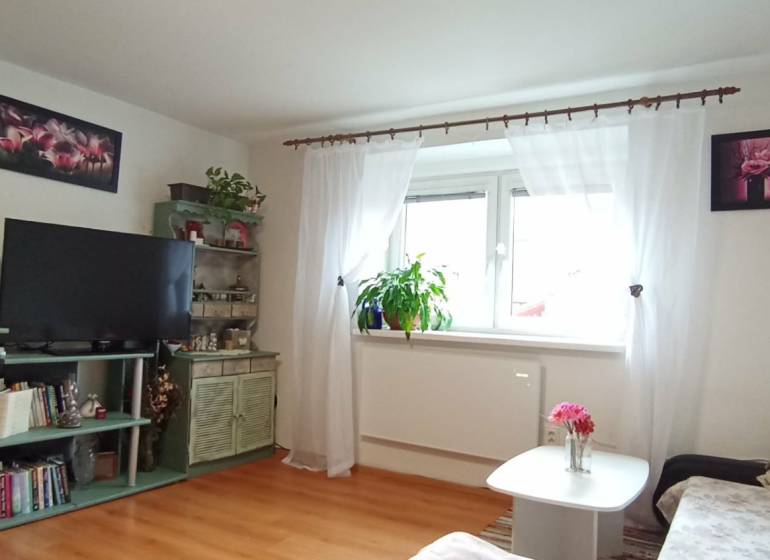 Útulný domček s dušou a moderným komfortom – Divín - Obývacia izba v rodinnom dome s dreveným dekorom podlahy a kvetinovými dekoráciami.