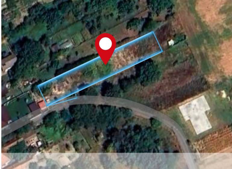 Stavebný pozemok 967 m² – Horné Topoľníky - bez rezervačnej zálohy  - Letecký pohľad na pozemky - bývanie v Topoľníkoch s vyznačenou parcelou.