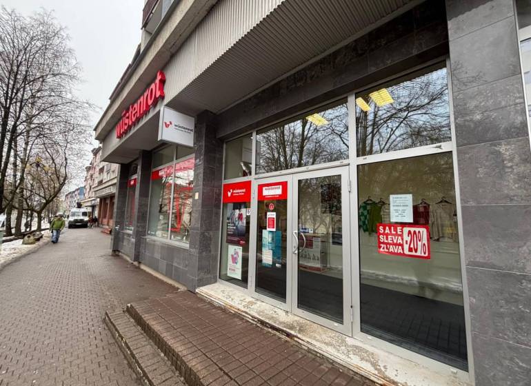 Exkluzívne - Obchodný priestor na prenájom v centre mesta Poprad - Obchodné priestory v Poprade s veľkými sklenenými výkladmi, obsahujú reklamu na zľavy.