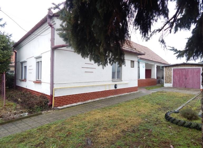  Na predaj 3 izbový dom v Kravanoch nad Dunajom s garážou . - Rodinný dom v Kravanoch nad Dunajom s garážou, vedľa chodník a trávnatá plocha.