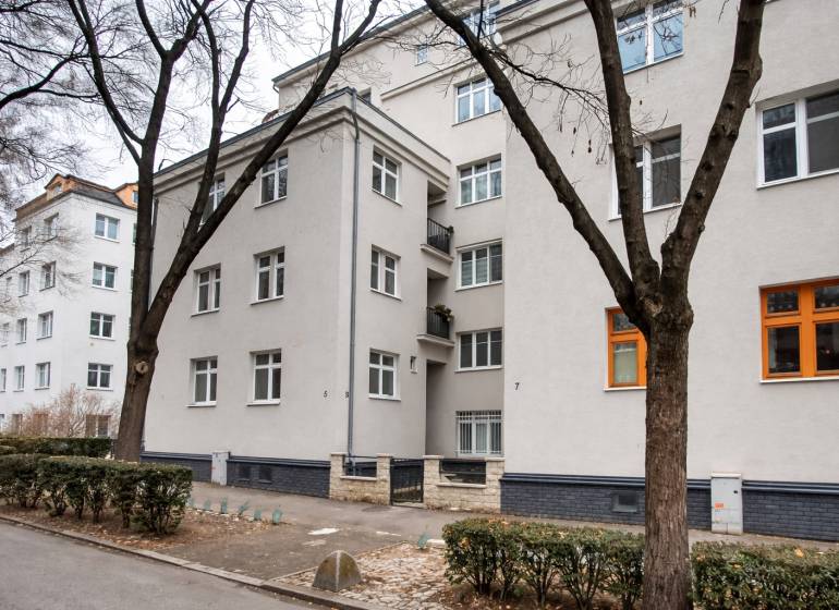 PRENÁJOM 2 izb byt Bratislava-Nové mesto Pri starej prachárni - Bytový dom v Bratislave na Jurajovom dvore, Pri starej prachárni. Štvorposchodová budova, stromy, chodník.