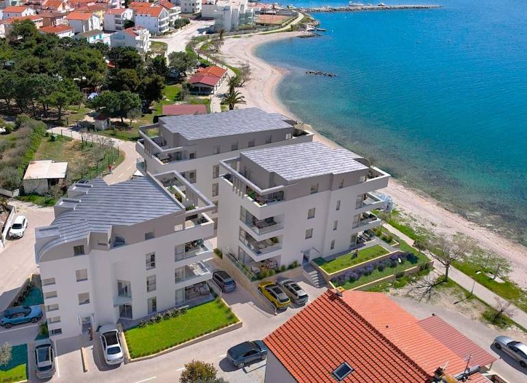 NA PREDAJ moderné byty / 41 m²/  v prvom rade od mora, ostrov PAG - Rekreačný apartmán v Pag pri pláži, s výhľadom na more a okolitú krajinu.