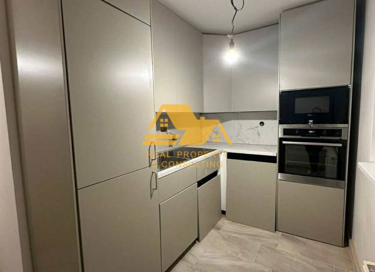 Prenajmem prerobený 2 izbový byt s balkónom v Nových Zámkoch - Kuchyňa v 2-izbovom byte s modernými skrinkami a spotrebičmi.