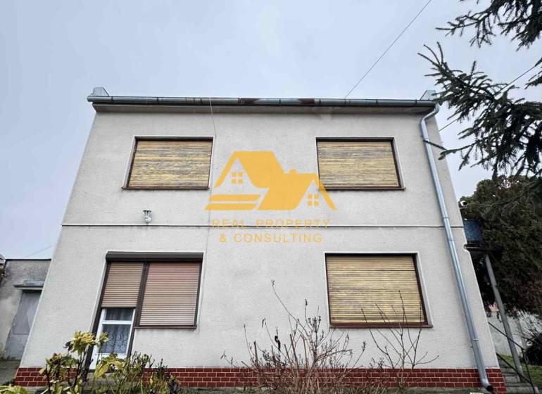 Predám rodinný dom s garážou v obci Dvory nad Žitavou - Rodinný dom v Dvoroch nad Žitavou, ulica Dvory nad Žitavou, so záhradou pred domom.