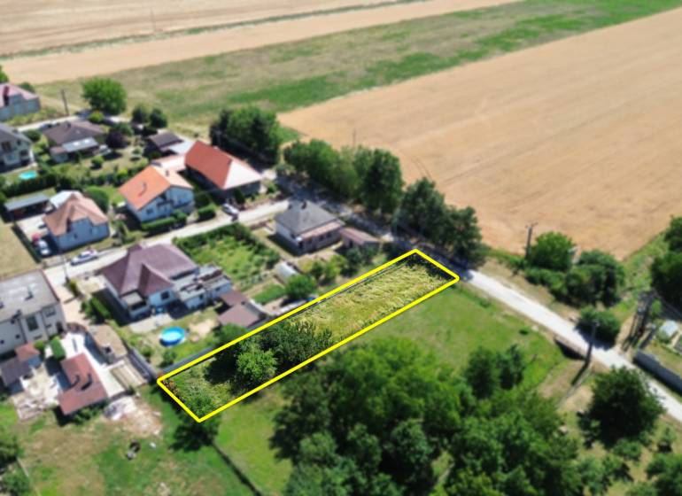 Stavebný pozemok 613m2 | Nitrianska Blatnica - Topoľčany - Pozemok na bývanie v Nitrianskej Blatnici obklopený domami a políčkami.