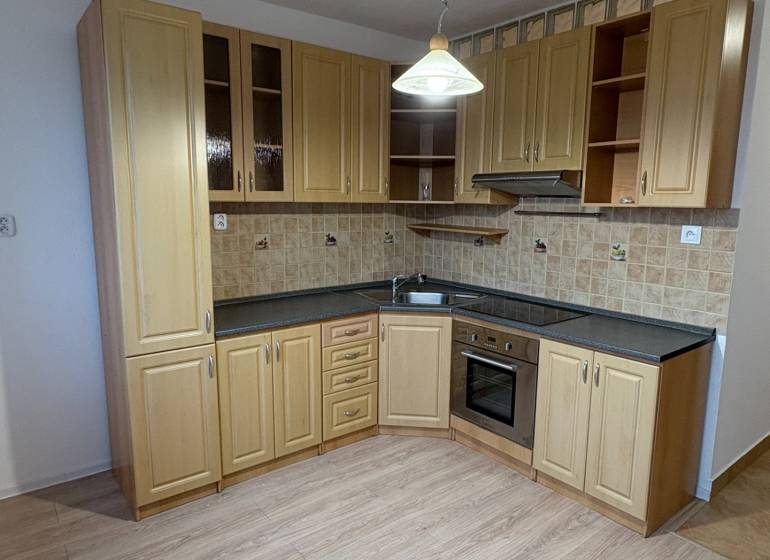 PRENÁJOM - 1 izbový byt v Šali na prenájom  - Kuchynská linka v 1-izbovom byte s dlažbou a podlahou s dreveným dekorom.