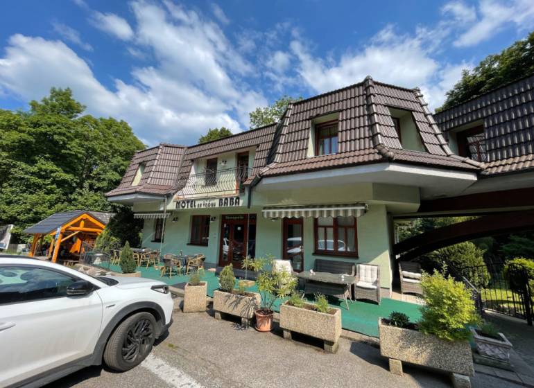 Jedinečná investičná príležitosť ! Motel na vrchu Pezinská Baba - Exteriér motela na Pezinskej babe v Pezinku obklopený zeleňou, Hotely a penzióny.